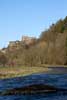 Vanaf het wandelpad langs La Semois hebben we een mooi uitzicht over kasteel Bouillon