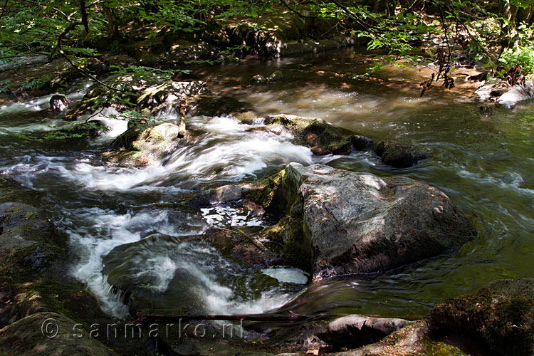 Kleine watervallen in de Lesse bij Daverdisse in de Ardennen