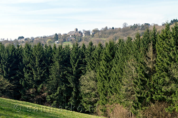 Uitzicht vanaf het wandelpad over het gehucht Erezée in België