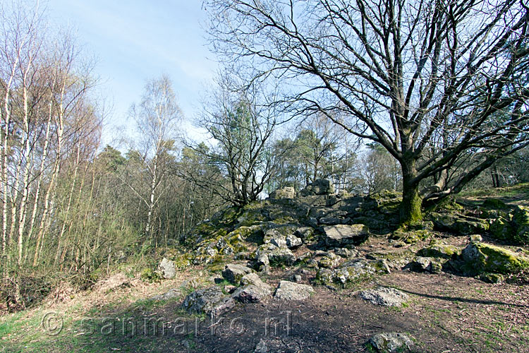 De stenen bij het uitzichtpunt bij Pierra Haina bij Weris in de Ardennen