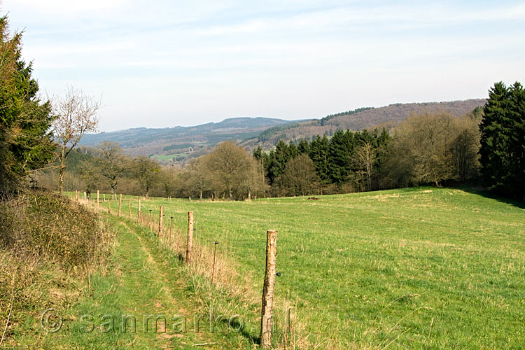 Wandelend van Weris naar Eveux langs open velden in de Ardennen