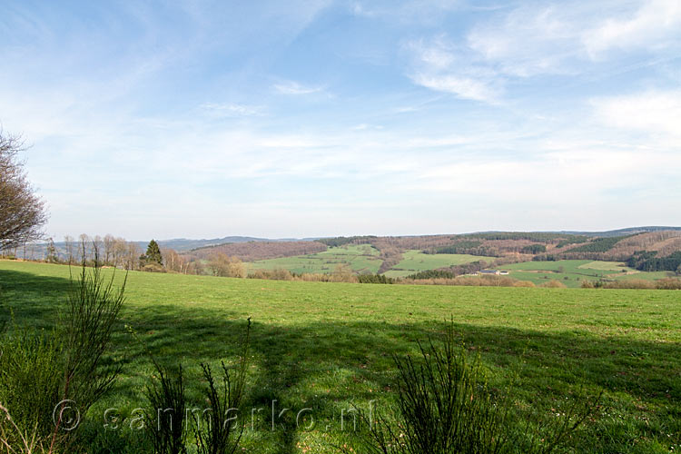 Vanaf het wandelpad uitzicht over de uitgestrekte Ardennen bij Erezée