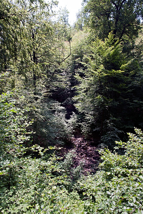 Uitzicht vanaf een bankje op een waterval die uitkomt in la Masblette