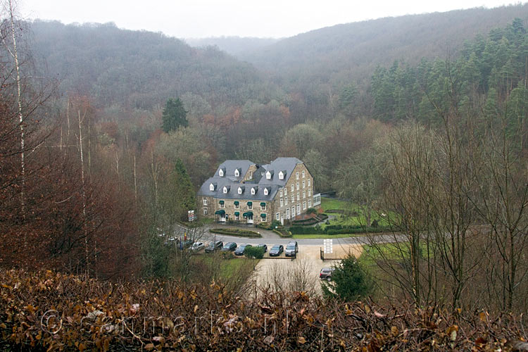 Een leuk liggend hotel gezien vanaf het wandelpad richting Daverdisse