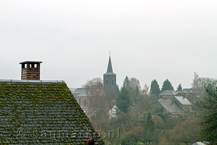 Uitzicht vanaf het wandelpad op de kerk van Daverdisse in België