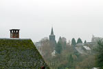 Uitzicht vanaf het wandelpad op de kerk van Daverdisse in België