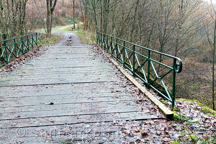 Een brede brug over de l'Almache tussen Gembes en Daverdisse