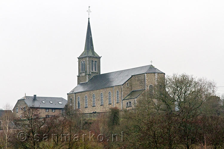 Vanaf de l'Almache uitzicht op de kerk van Gembes in de Ardennnen