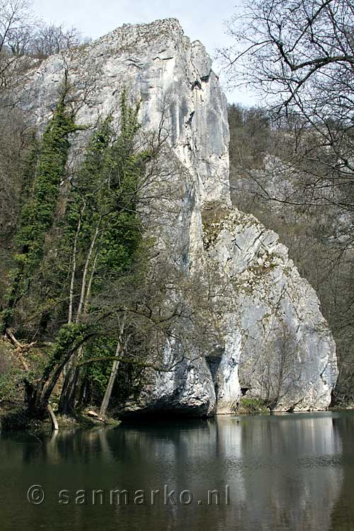 Nog een mooi uitzicht over de rotsformatie bij de Lesse in de Ardennen