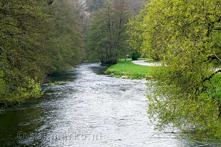 Het uitzicht vanaf de brug bij Belvaux over de Lesse in de Ardennen