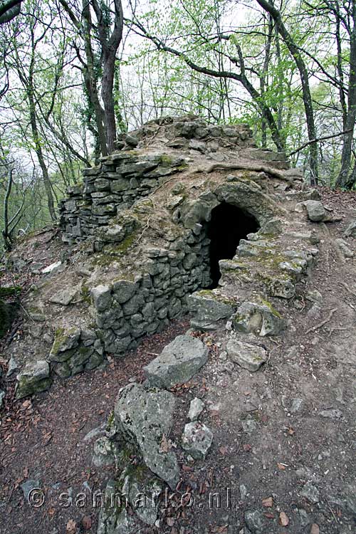 Een oude uitkijktoren in de bossen bij Han-sur-Lesse in de Ardennen