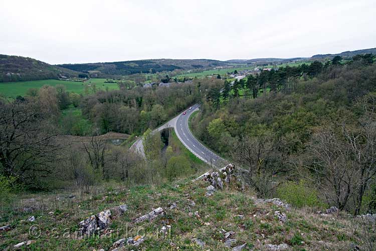 Vanaf een uitzichtpunt een mooi uitzicht over de Ardennen bij Han-sur-Lesse