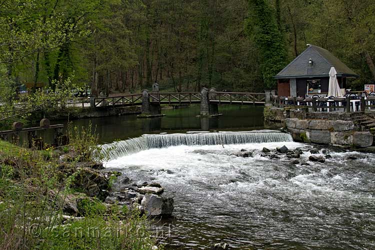 Een kleine waterval bij de ingang van de grotten van Han