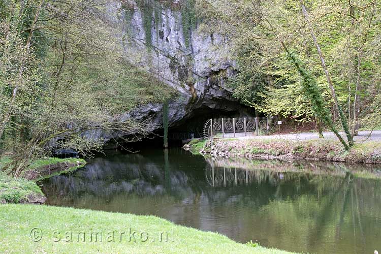 De hekken van de ingang van de grotten van Han bij Han-sur-Lesse