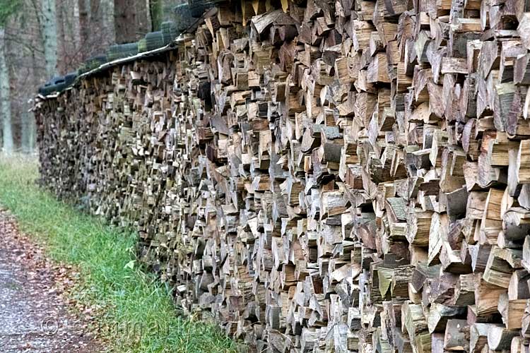 Een hele grote stapel houtblokjes voor de open haard