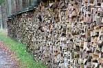 Een hele grote stapel houtblokjes voor de open haard