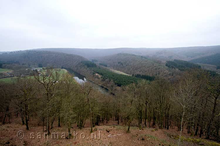 Uitzicht vanaf kasteel Herbeumont op de Le Tombeau du Chevalier in de Ardennen