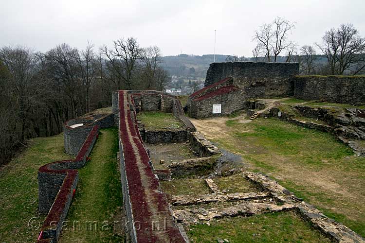 De dikke muren van de ruïnes van het kasteel van Herbeumont