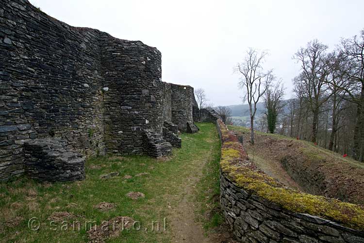 Het wandelpad tussen de binnen en buiten muur van het kasteel van Herbeumont
