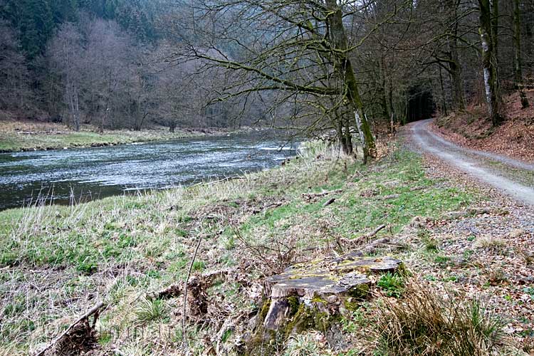 Het wandelpad over de Le Tombeau du Chevalier langs de oever van La Semois