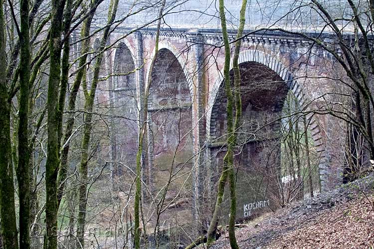Een groot viaduct over de La Semois bij Herbeumont in de Ardennen in België