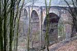 Een groot viaduct over de La Semois bij Herbeumont in de Ardennen in België