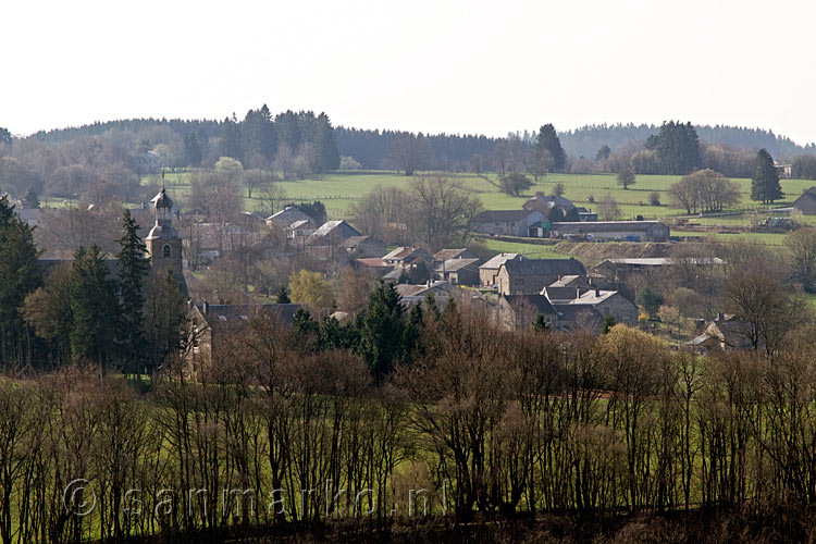 Uitzicht over Odeigne vanaf het wandelpad in de Ardennen in België