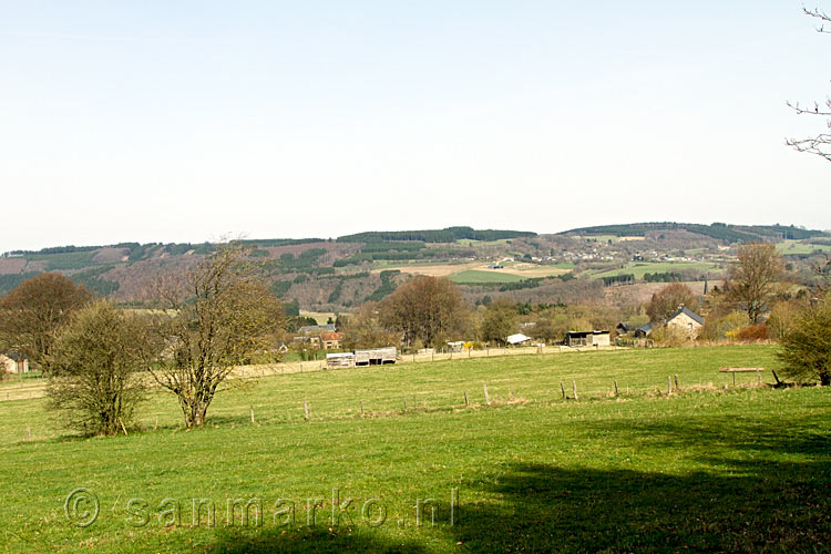 Wandelend langs het weiland het uitzicht over de Ardennen bij Freyneux