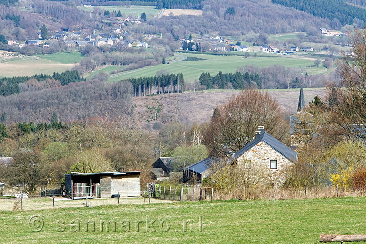 Vanaf de onverharde weg het uitzicht over Freyneux en de Ardennen