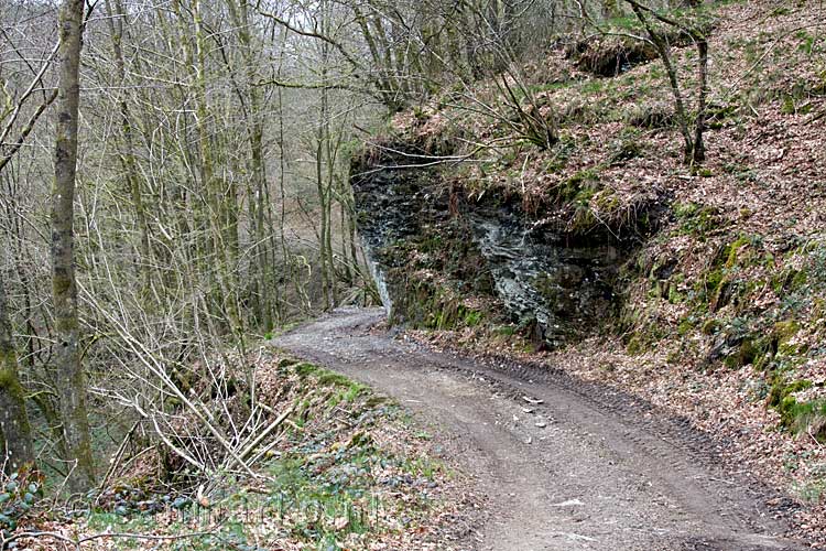 Rotsen langs het wandelpad bij Orchimont in België