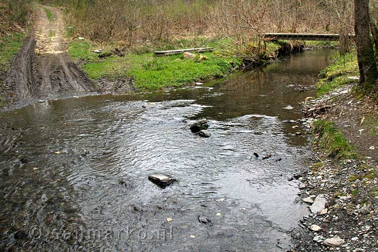 Een rivierdoorsteek met daarnaast een voetgangersbrug bij Orchimont