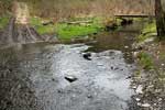 Een rivierdoorsteek met daarnaast een voetgangersbrug bij Orchimont