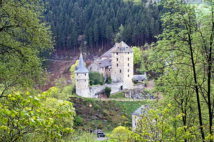 Vanaf het wandelpad een mooi uitzicht op Chateau Reinhardstein bij Robertville