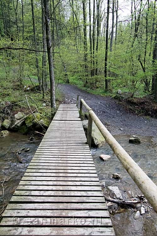 De brug over de Warche richting Chateau Reinhardstein in België