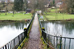 Wandelen over de smalle brug over de Semois tussen Rochehaut en Frahan