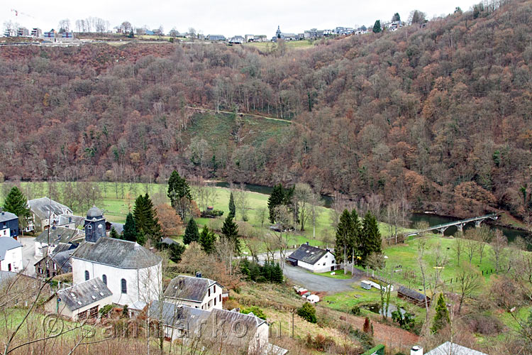Vanaf de Crêtes de Frahan uitzicht over het wandelpad, Frahan en Rochehaut