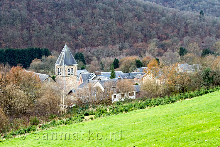 Uitzicht vanaf het wandelpad over de kerk van Poupehan in de Ardennen