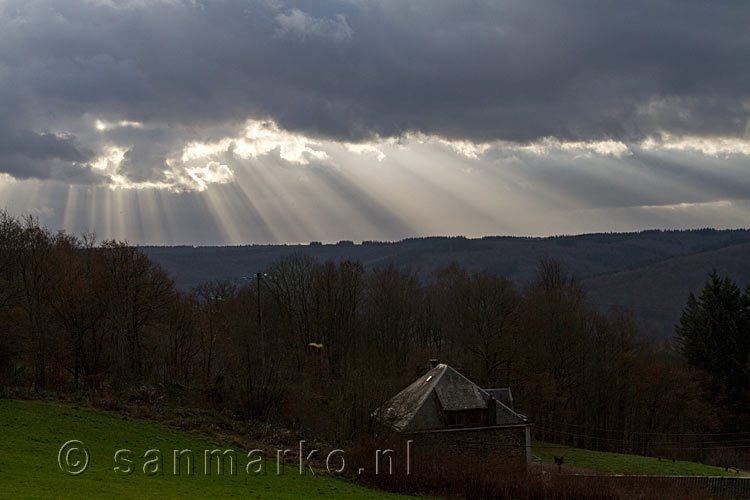 Zonnestralen door de wolken tijdens de wandeling bij Rochehaut