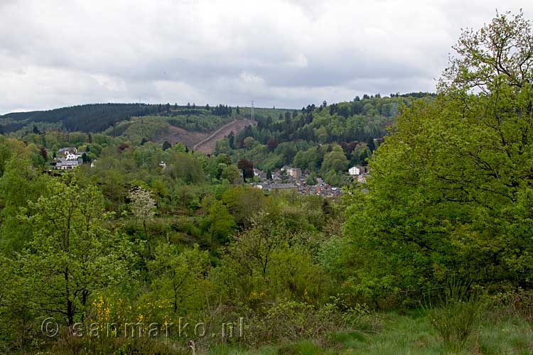 Vanaf het wandelpad uitzicht op La Roche-en-Ardenne in België