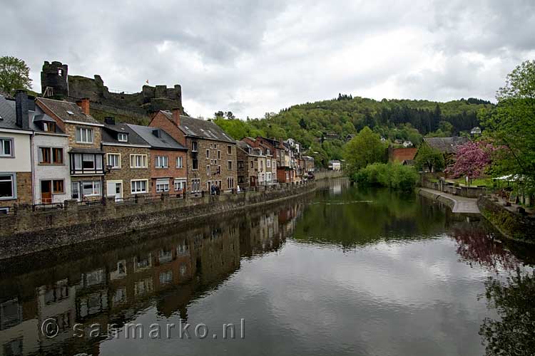 De Ourthe bij La Roche-en-Ardenne in de Ardennen van België