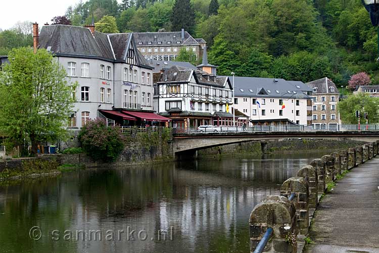 Vanaf de promenade het uitzicht over de brug over de Ourthe in La Roche-en-Ardenne