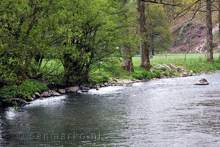 Vanaf het wandelpad bij Stavelot het uitzicht op de L'ambléve