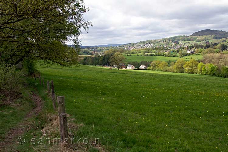 Vanaf een leuk wandelpad uitzicht op Stavelot in de Ardennen