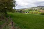 Vanaf een leuk wandelpad uitzicht op Stavelot in de Ardennen