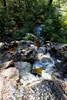 Een waterval over het wandelpad richting de Hill tijdens onze wandeling over de Hoge Venen