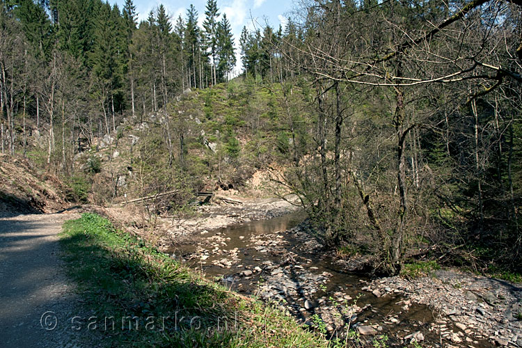 Het wandelpad langs de Bayehon richting de waterval bij Malmedy