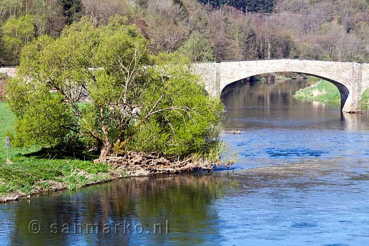 De autobrug over de Semois bij Vresse-sur-Semois in de Ardennen