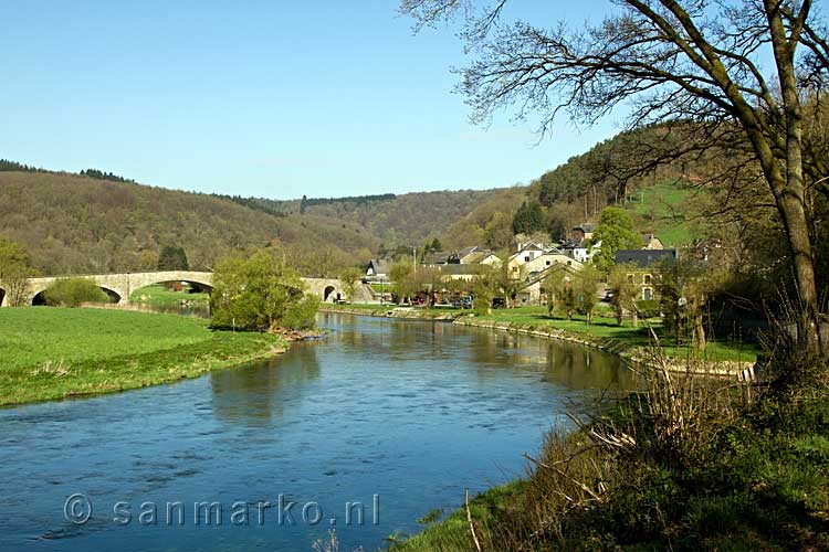 Vanaf het wandelpad langs de Semois het uitzicht op Vresse-sur-Semois in België