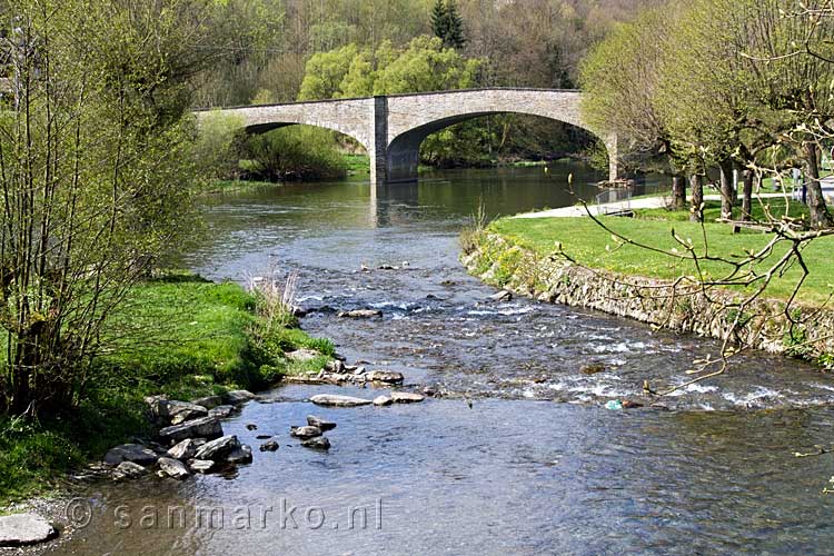 Vanaf een bankje een mooi uitzicht over de Semois en de brug bij Vresse-sur-Semois