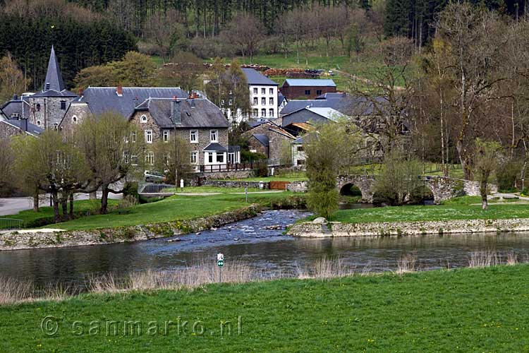 Uitzicht op Vresse-sur-Semois in de Ardennen in België